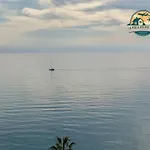 Seafront Townhouse With Stunning Mediterranean Views, Community Pool 贝纳尔马德纳