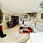 度假居 Seafront Townhouse With Stunning Mediterranean Views, Community Pool