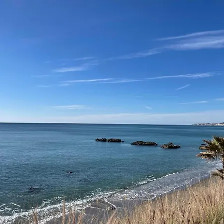 Seafront Townhouse With Stunning Mediterranean Views, Community Pool 度假居